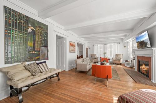 Spacious Chic 5 Bedroom Perfect for Large Group With parking — 4-Star Luxury Hotel in Los Angeles, United States