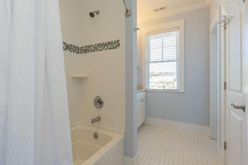 Kiki Hut by Oak Island Accommodations - photo 46