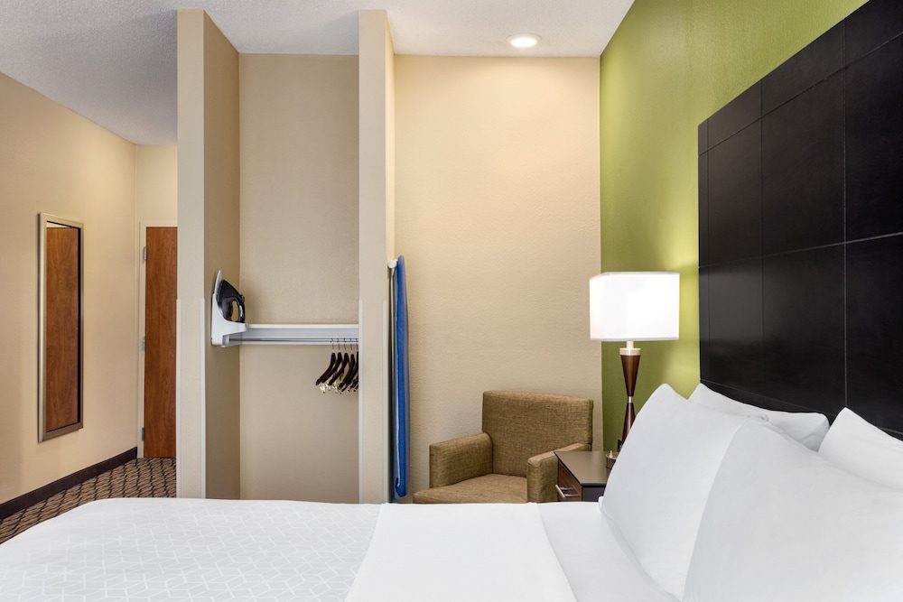 Holiday Inn Express Hotel & Suites Edmond by IHG - photo 28