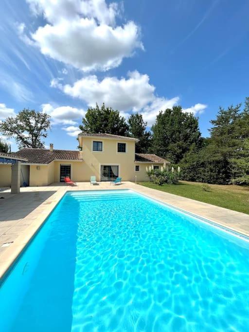 Maison de Vacances Avec Piscine — 4-Star Luxury Hotel in Chancelade, France