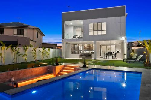 Ocean Escape Majestic Luxurious Canal Home — 4-Star Luxury Hotel in Bongaree, Australia