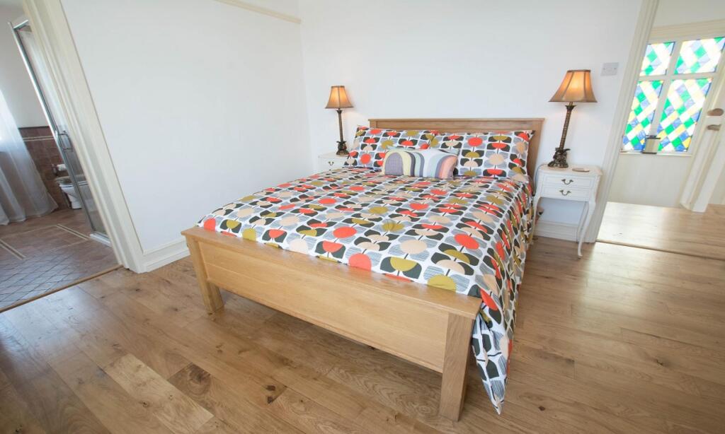Bag End House Unique home with Balcony Beautiful Views Ping Pong and Hot Tub option Sleeps 14 — 4-Star Luxury Hotel in Braunton, United Kingdom