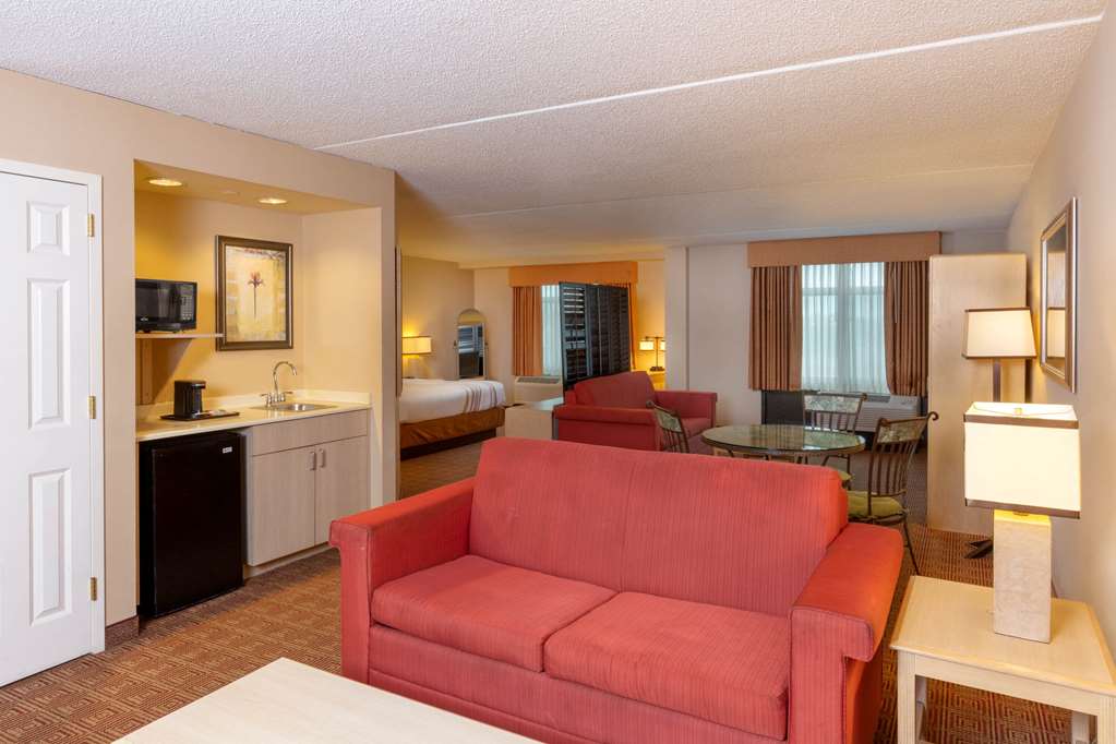 La Quinta Inn & Suites by Wyndham Garden City - photo 42