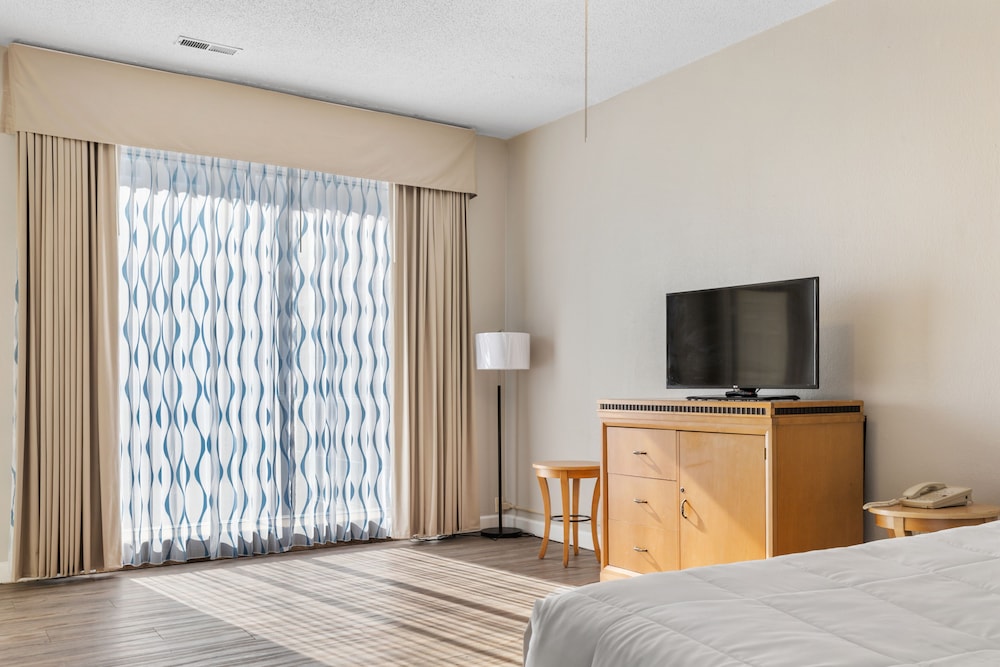 Ocean Crest Inn and Suites - photo 12
