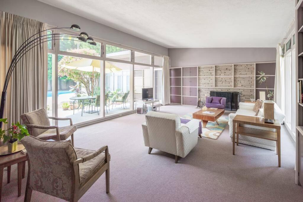 Bixby Beauty 50s Mod Long Beach in Long Beach, United States