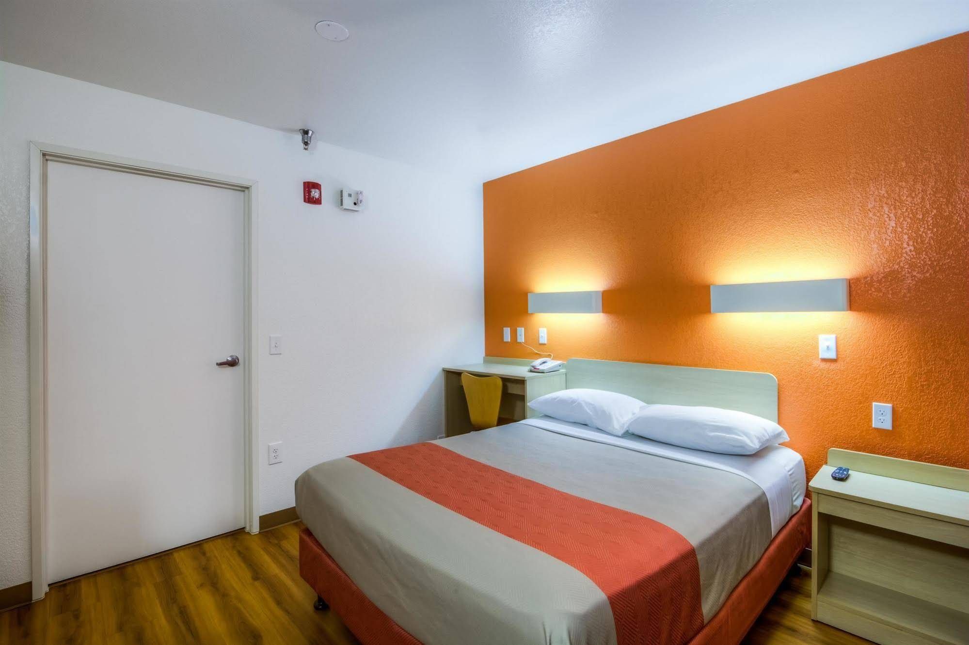 Motel 6 Chicago Elk Grove - photo 20