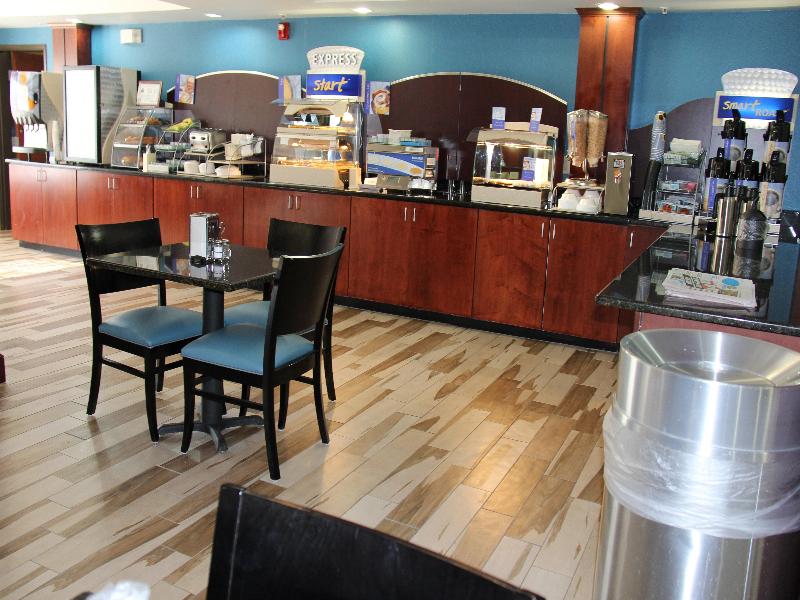 Holiday Inn Express & Suites Roanoke Rapids SE by IHG - photo 40