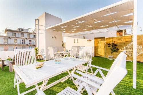 Neoclassical apartment with 2 bedrooms in Piraeus — 4-Star Luxury Hotel in Piraeus, Greece