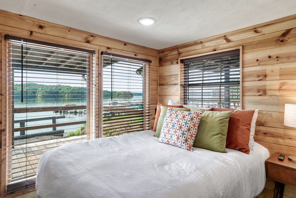 Cabin at Lakeside Dandridge — 4-Star Luxury Hotel in Dandridge, United States