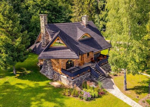 Baśniowy Domek Kolędówka z jaskinią SPA Osada Jaworzyny — hotel in Tokarnia