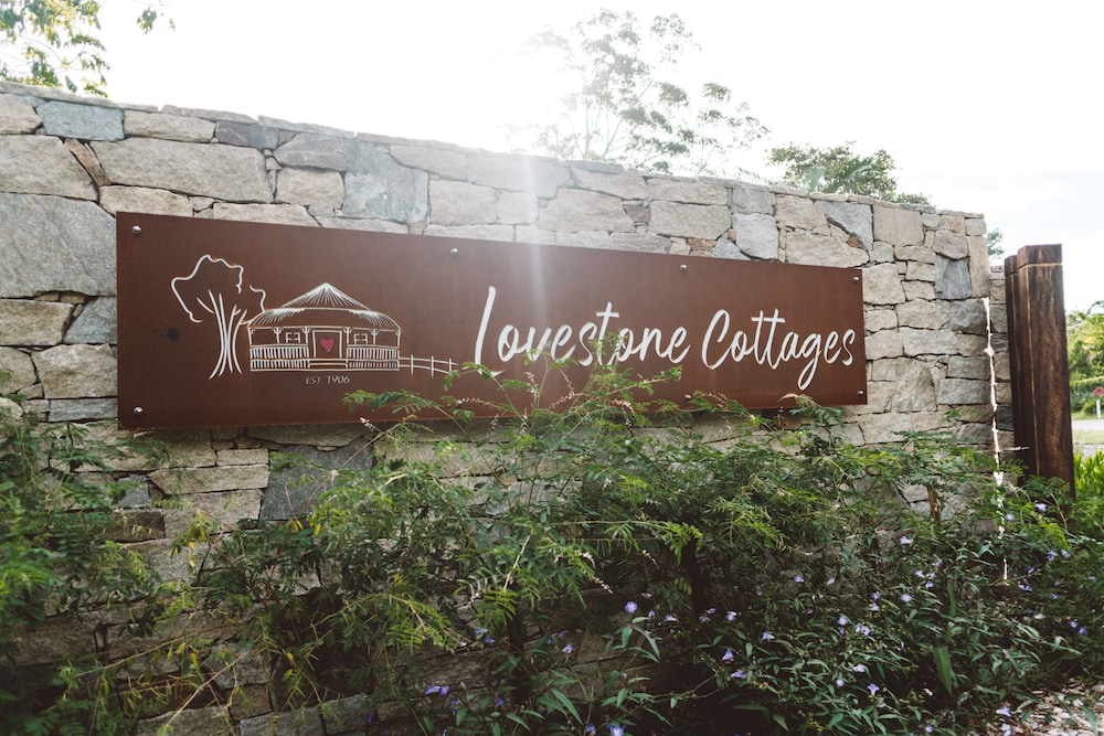 Lovestone Cottages — 4-Star Luxury Hotel in Montville, Australia