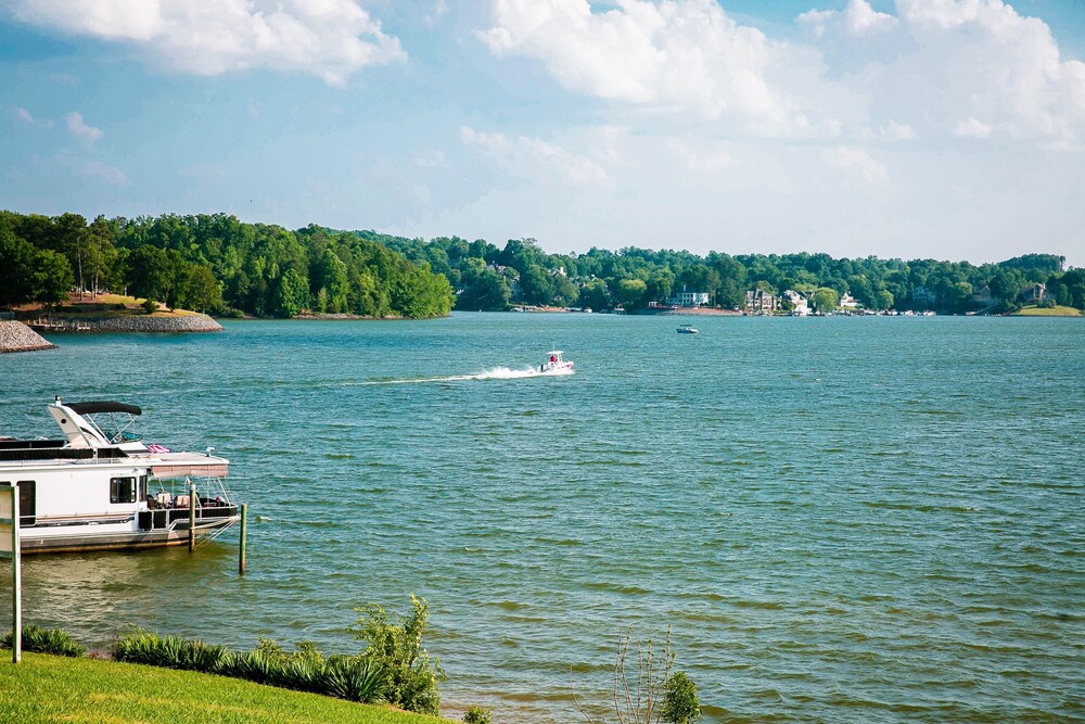 Waterfront Two Bedroom Cabin #15 on the Lake at Long Cove Resort by Redawning - photo 13