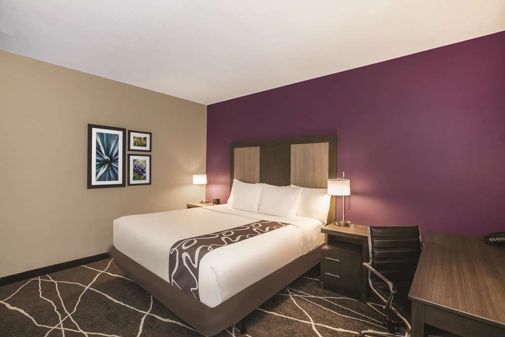 La Quinta Inn & Suites by Wyndham Dallas Northeast Arboretum - photo 11