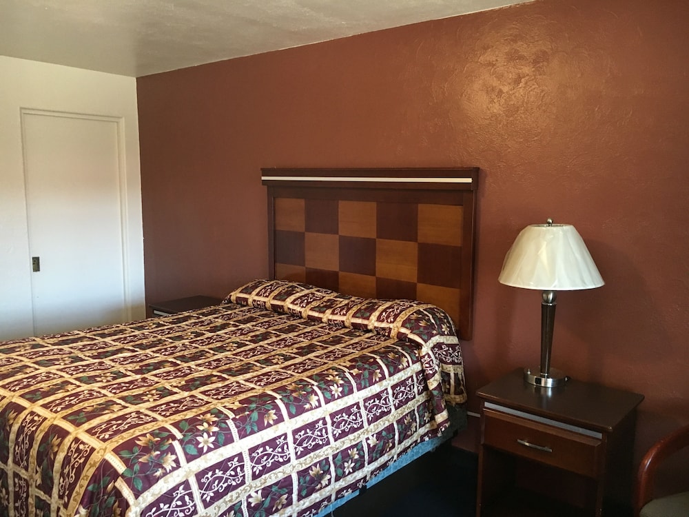 Deluxe Inn Of Roswell - photo 6