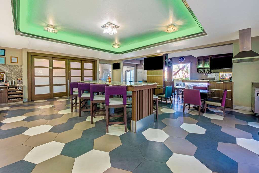 La Quinta Inn & Suites by Wyndham Kingwood Houston IAH Airpt - photo 42