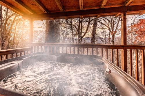 Whiskey Run Cabin Spectacular Mountain Views — 4-Star Luxury Hotel in Bryson City, United States