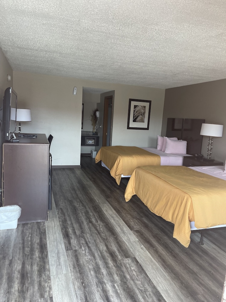 Royal Inn & Suites - photo 12