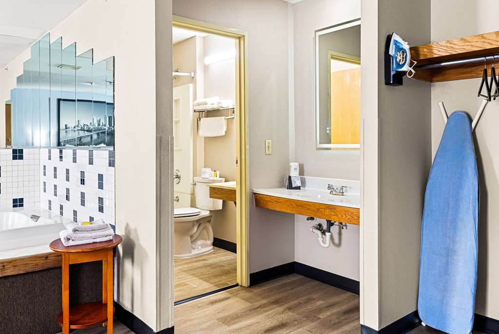 Super 8 by Wyndham Pittsburgh Monroeville - photo 50