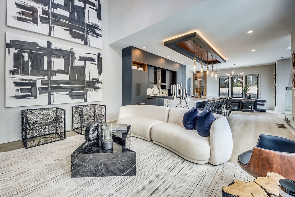 Serenity Estates 5BR Modern Retreat w Exclusive Amenities Near Airport