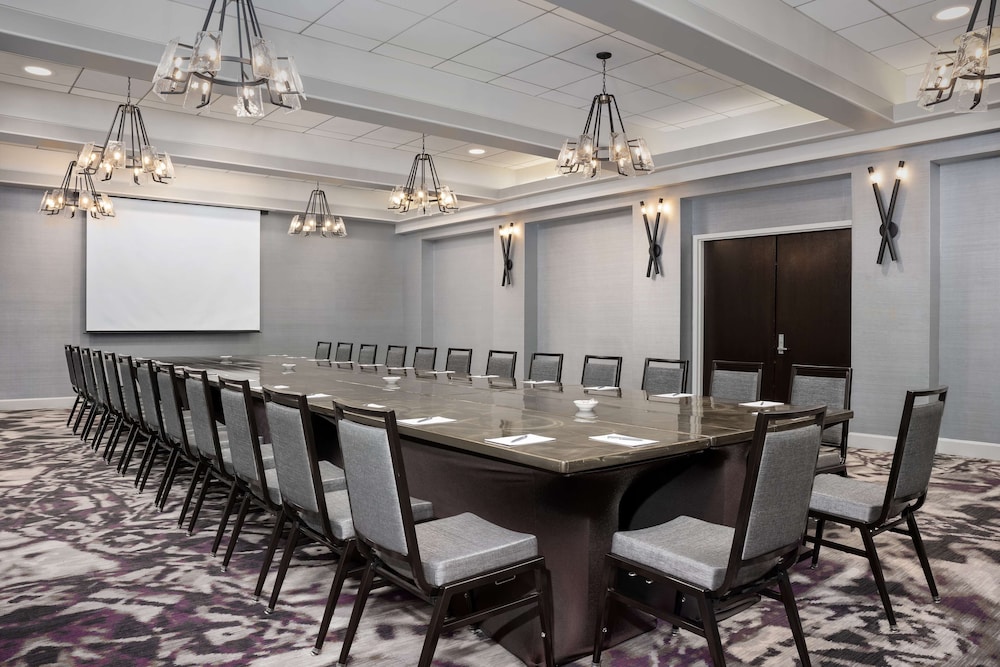 Embassy Suites by Hilton Crystal City National Airport - photo 45