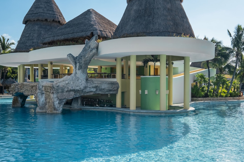 Swim-up bar