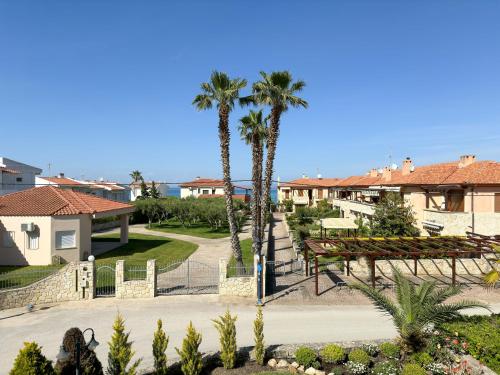 Luxury Seaside Apt in Pefkochori Featuring Pool — 4-Star Luxury Hotel in Pefkochori, Greece