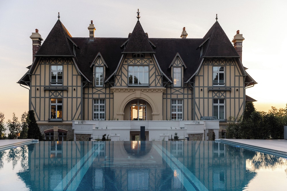Maison Douce Epoque Deauville — 5-Star Luxury Hotel in Equemauville, France