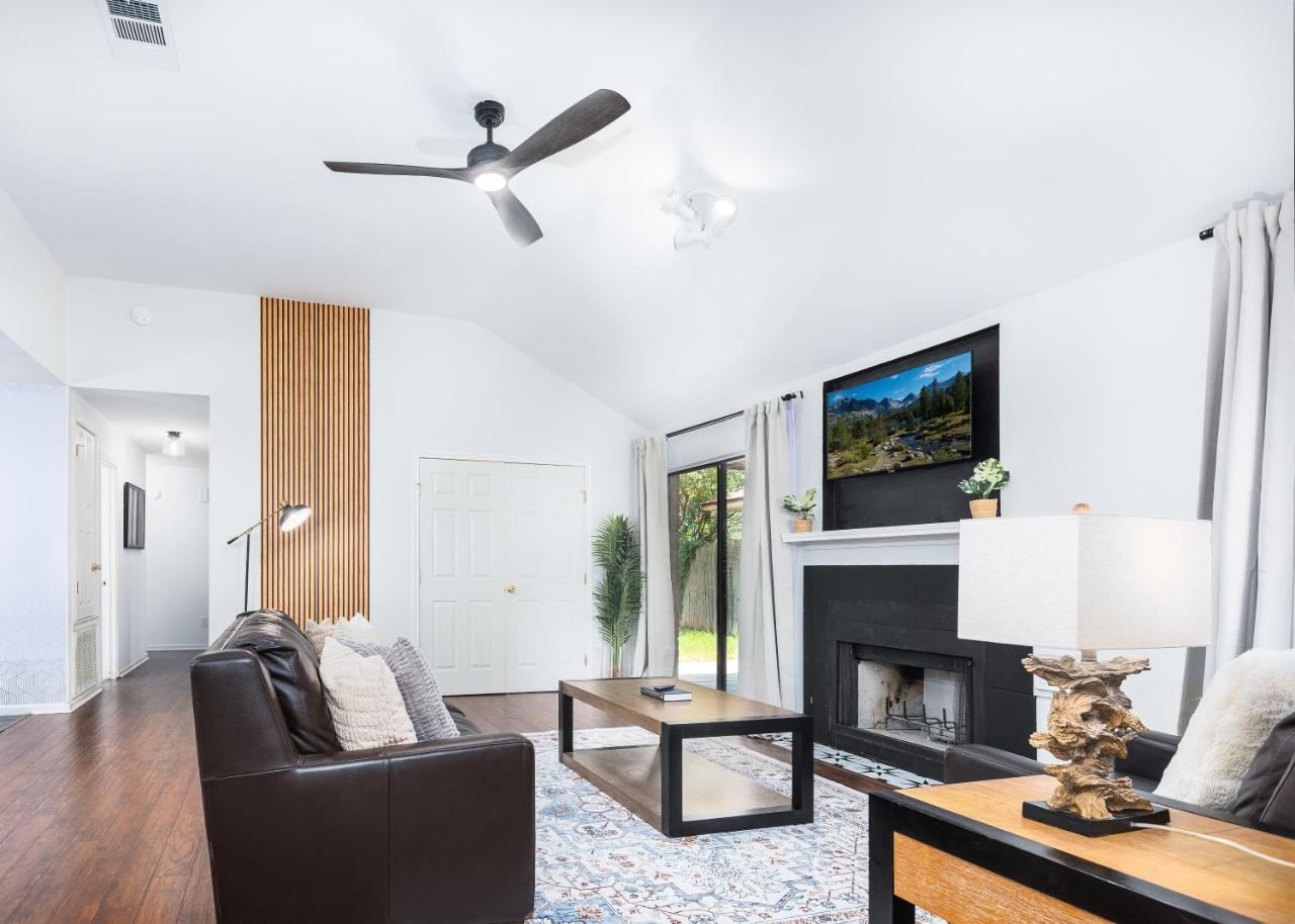 Cozy Round Rock Retreat Modern Sleeps 10 in Round Rock, United States