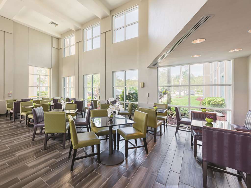 La Quinta Inn & Suites by Wyndham Plantation at SW 6th St - photo 30
