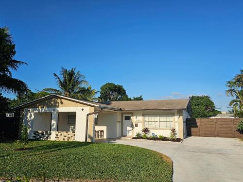 Sunny Goldie — 4-Star Luxury Hotel in Lauderdale Lakes, United States