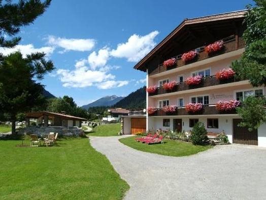Alpendomizil Zugspitze — 4-Star Luxury Hotel in Lermoos, Austria