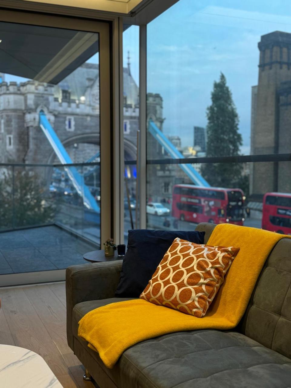 Spacious 3 bedroom 3 bathroom apartment near Tower Bridge — 4-Star Luxury Hotel in London, United Kingdom