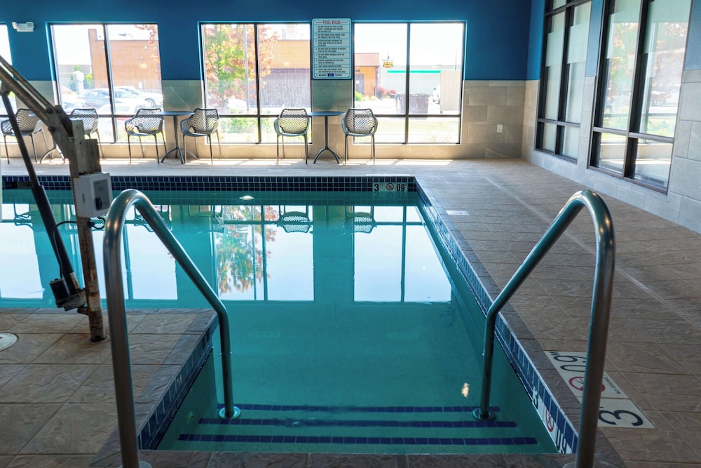 Hampton Inn Elkhorn Lake Geneva Area - photo 49