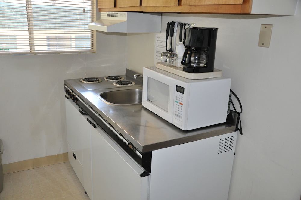Cedar Inn & Suites - photo 27