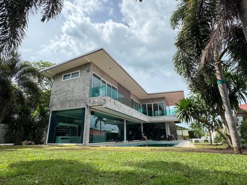 3 bed Pool and Grass Garden Chaweng Spacious in Unknown City, Thailand