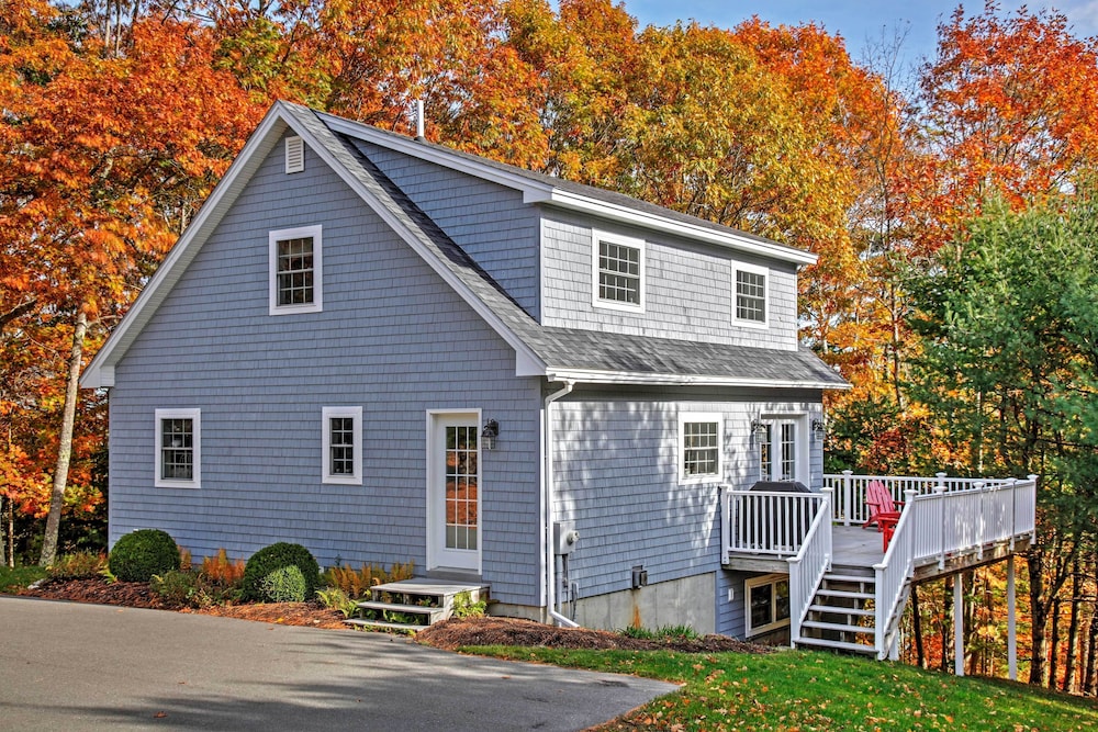 Beautiful Sandy Point Getaway with Wraparound Deck — hotel in Stockton Springs