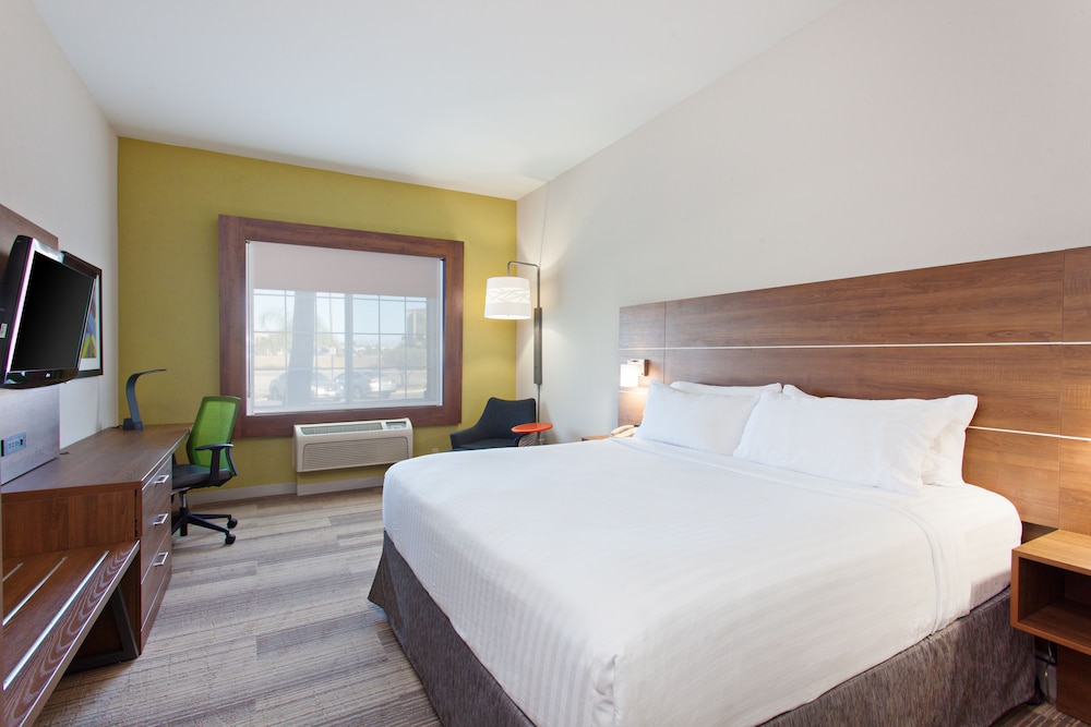 Holiday Inn Express & Suites Corona by IHG - photo 6