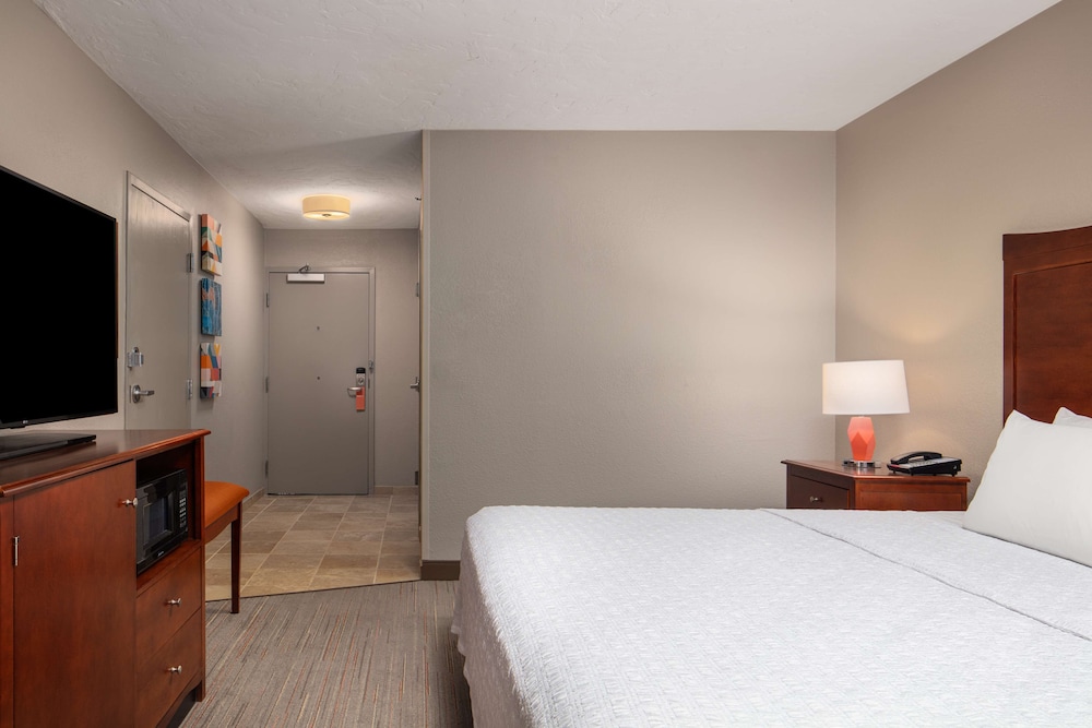 Hampton Inn & Suites El Paso Airport - photo 18