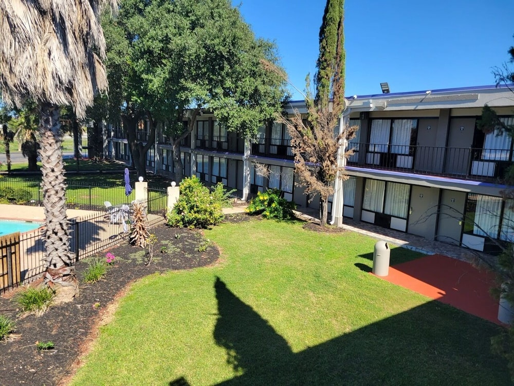 Knights Inn San Antonio near Frost Bank Center - photo 22