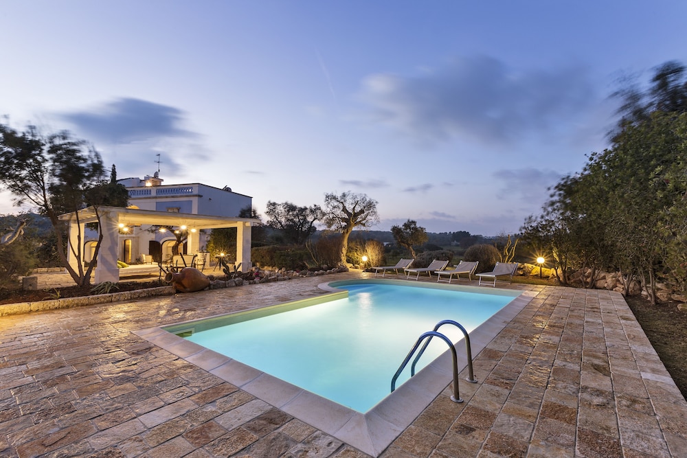 Terra Sessana Ville e Trullo con piscina privata — 4-Star Luxury Hotel in Ostuni, Italy