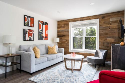 Ski at Hills Meaford Second Floor Suite w Bunk Beds — 4-Star Luxury Hotel in Owen Sound, Canada