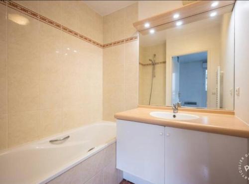 Break a Deux Pas de Paris in Puteaux, France