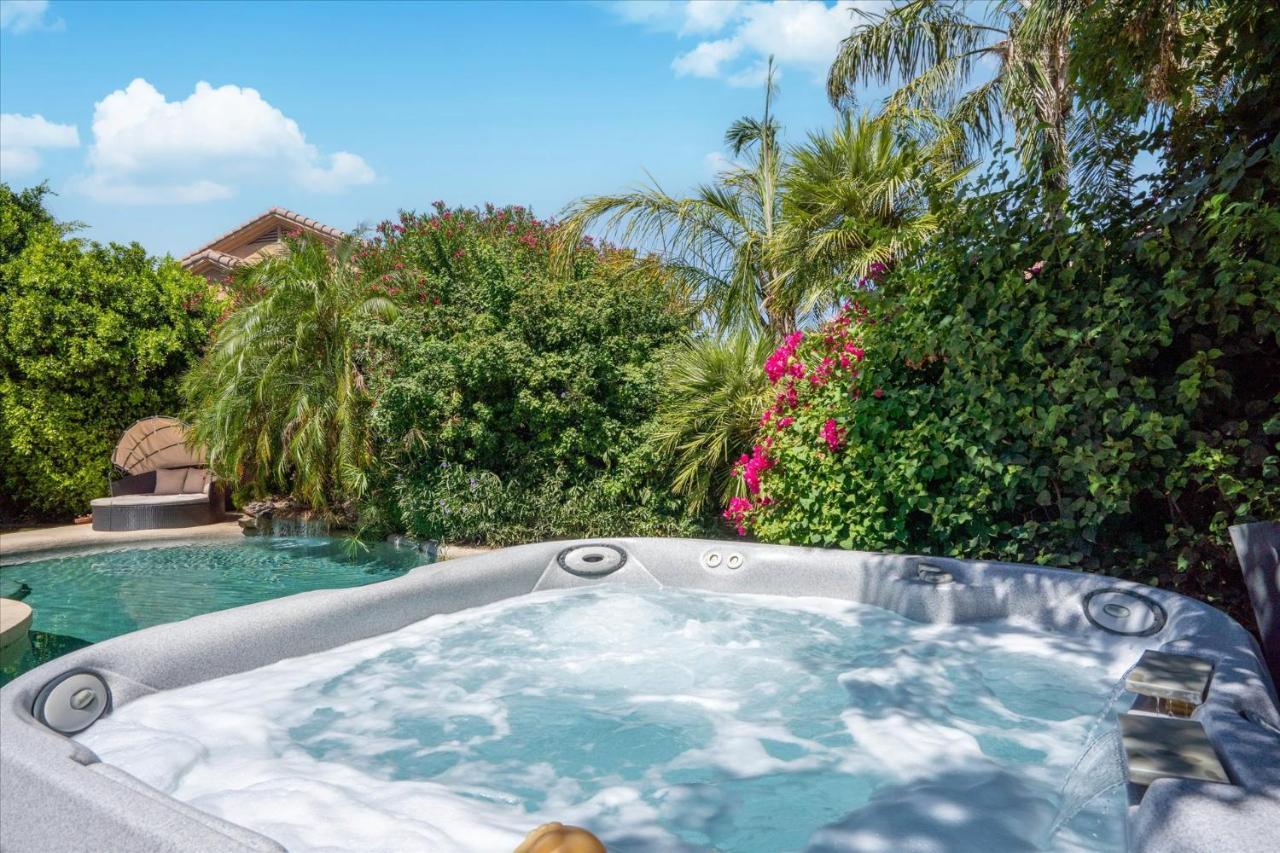 Scottsdale Escape Pool Spa Firepit & Pool Table - last minute hotel in Phoenix