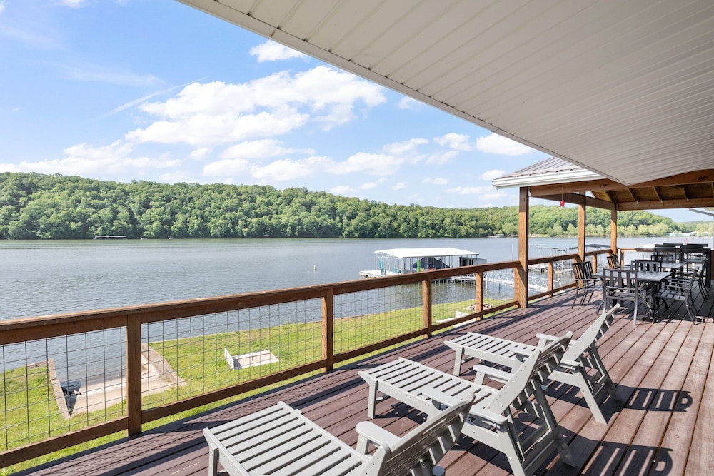 Huge Lakefront Yard Private Dock Amazing Views — Versailles