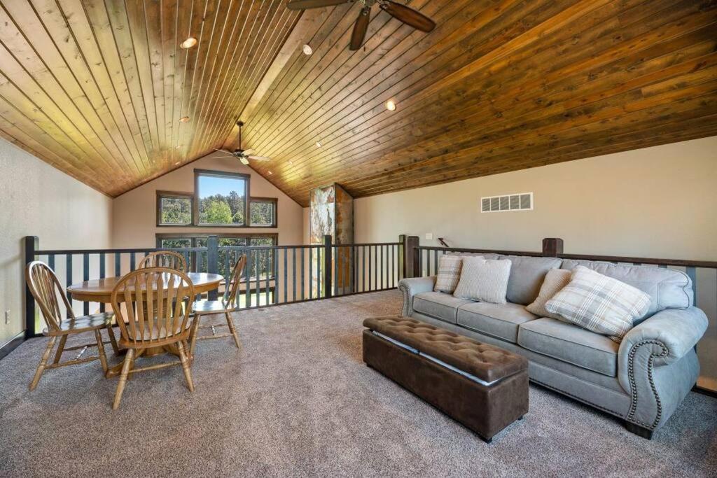 Sunrise Pines Executive Suites & Private Baths in Lead, United States