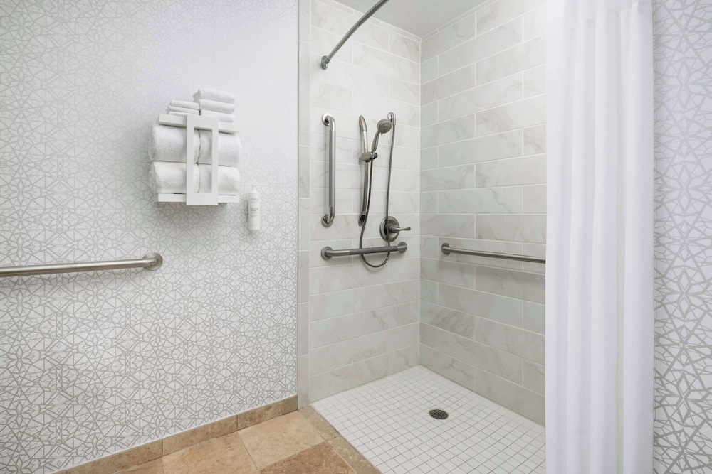 Hampton Inn Laredo - photo 16