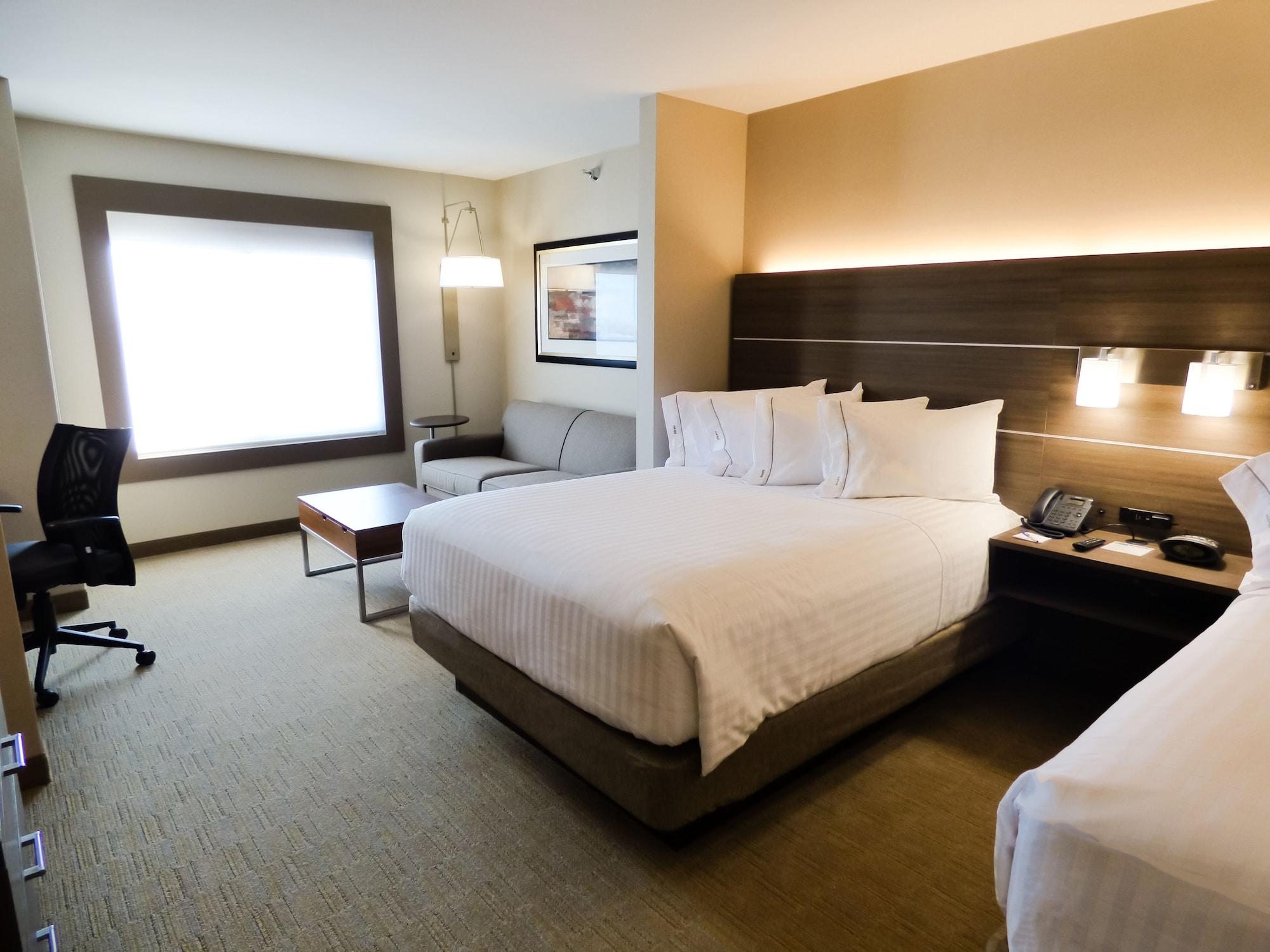 Holiday Inn Express & Suites Plymouth Ann Arbor Area by IHG - photo 3
