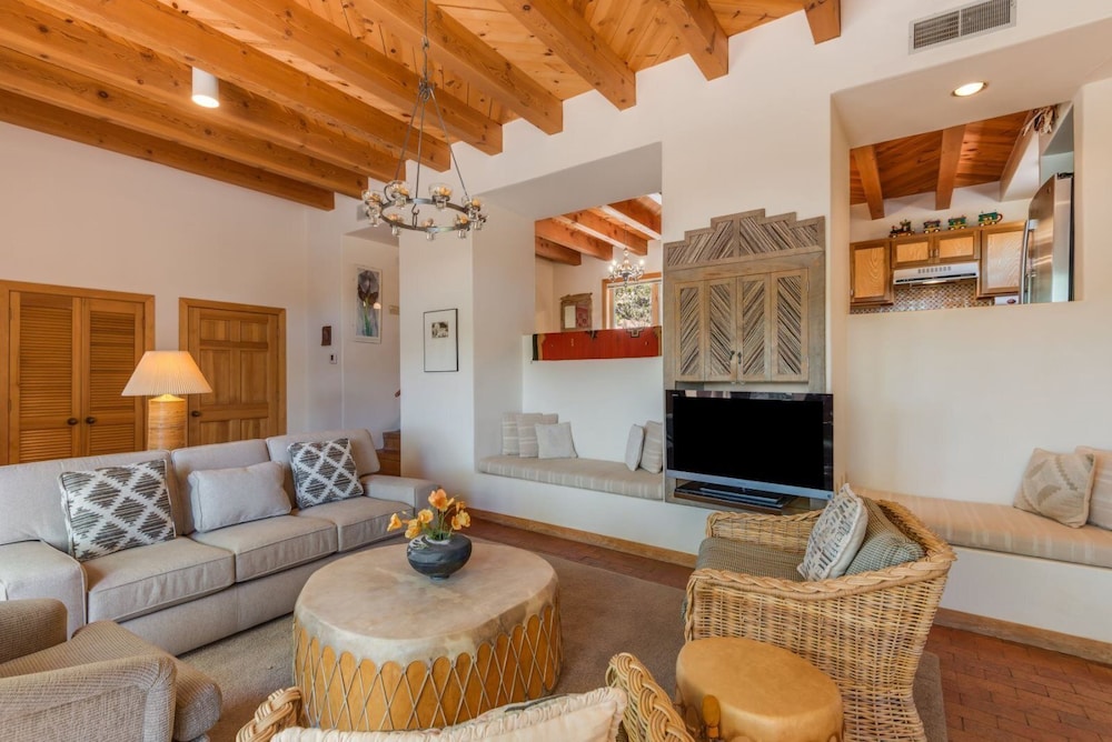 Acoma Majestic Views Near the Santa Fe Opera and Four Seasons in Tesuque - photo 12