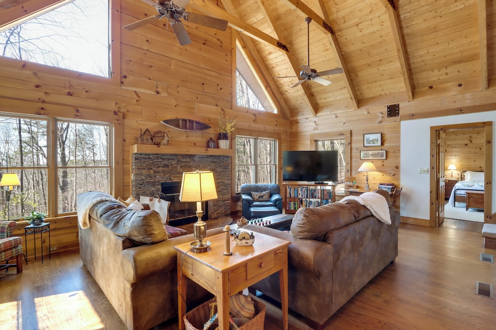 Family Friendly Jasper Cabin with Deck — 4-Star Luxury Hotel in Jasper, United States