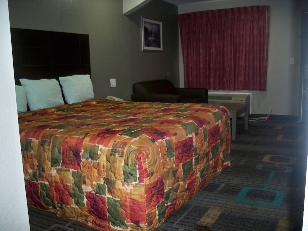 Scottish Inn & Suites - photo 30